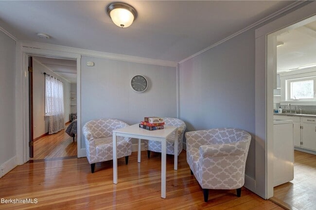Building Photo - Centrally located 2 Bedroom, 2 Bathroom ho...