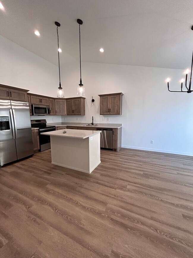 Building Photo - 3 Bed 3 Bath TownHome