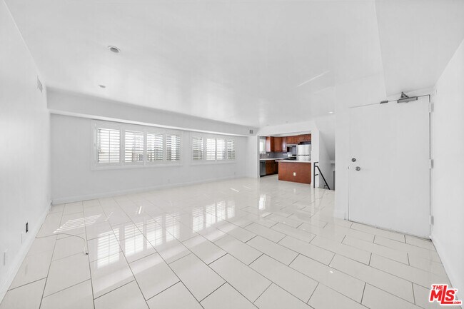 Building Photo - 148 S Reeves Dr