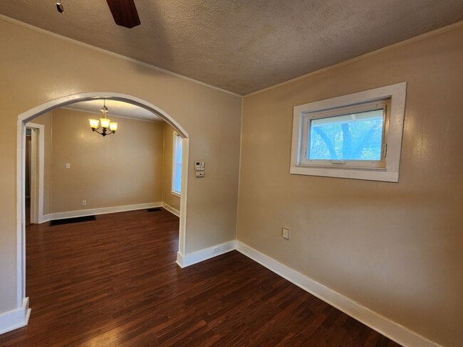 Building Photo - 3 Bedrooms, 1.5 Bath Brick Bungalow with Basement & Large Yard.  Close to UofL.