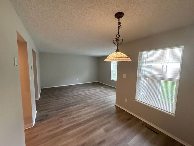 Building Photo - **Updated 2-Level Townhome in Fort Collins...