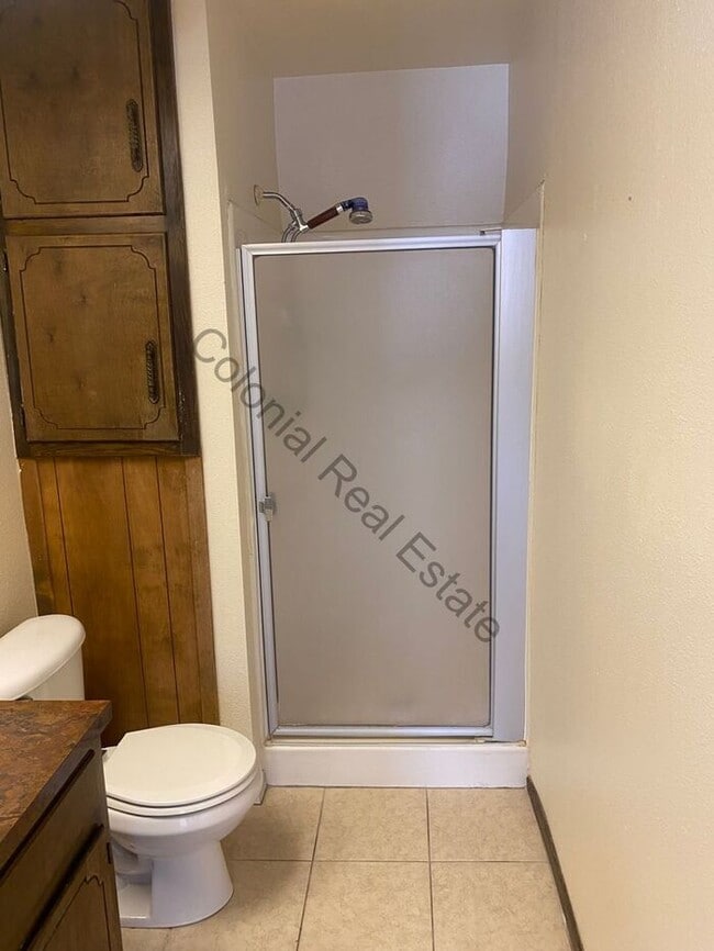 Building Photo - 3 bed 2 bath single family home, washer dryer hookups, and single attached one car garage included