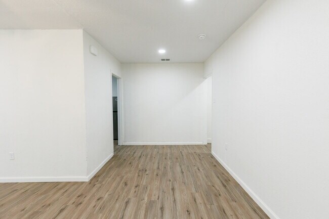 Building Photo - Newly Remodeled Duplex with Modern Touches...