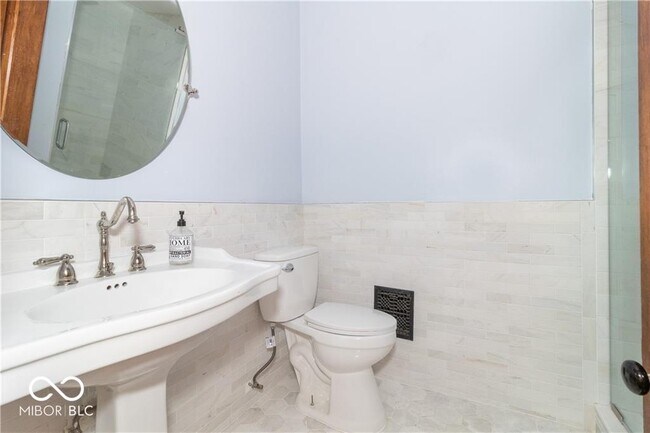 Building Photo - 404 N State St