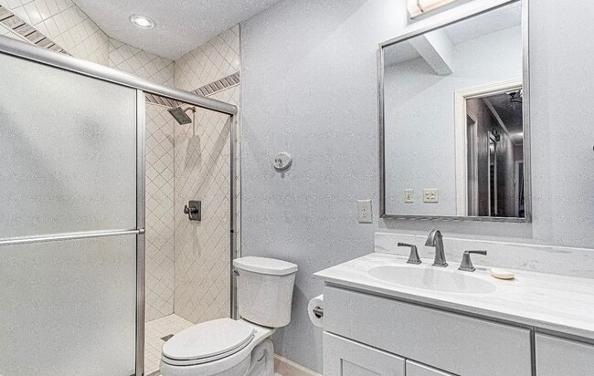 Building Photo - 1205 W Oak Ave