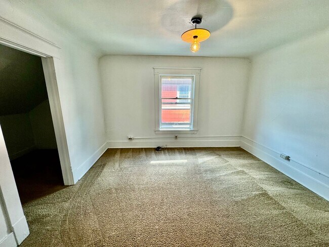 Building Photo - 4 Bedroom House Across from EMU! Available Fall 2026