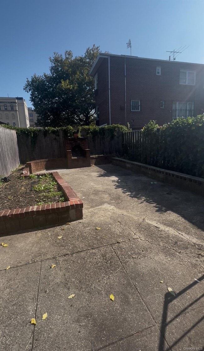 Building Photo - 609 E 96th St