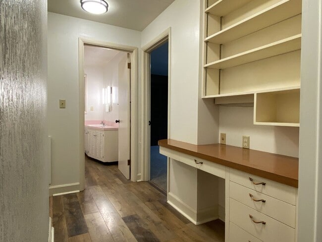 Building Photo - Quaint Hood River Cottage