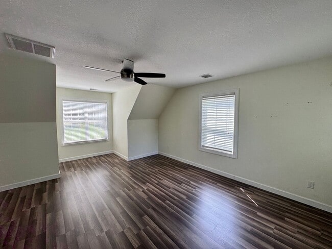 Building Photo - Welcome Home to Comfort and Convenience!