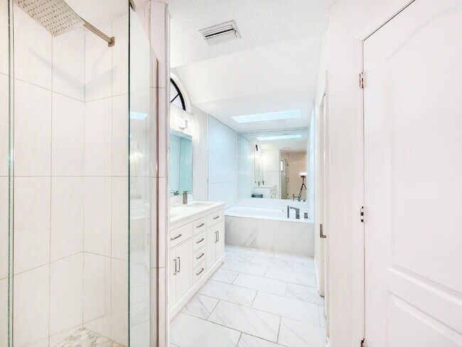 Building Photo - "3-Bed, 3-Bath Gem in New Port Richey with 2,233 Sq Ft of Living Space!"