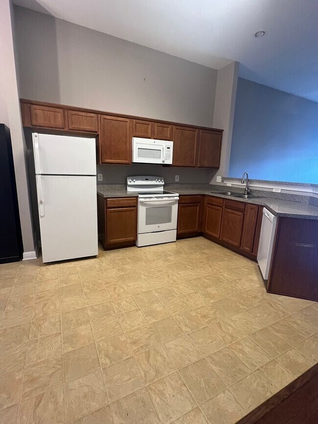 Building Photo - Spacious 3BR Home with Bonus Room in Prime...