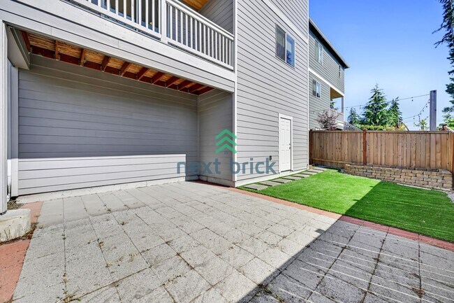 Building Photo - Spacious 5 bedrooms and 3 bathrooms Cul-de...