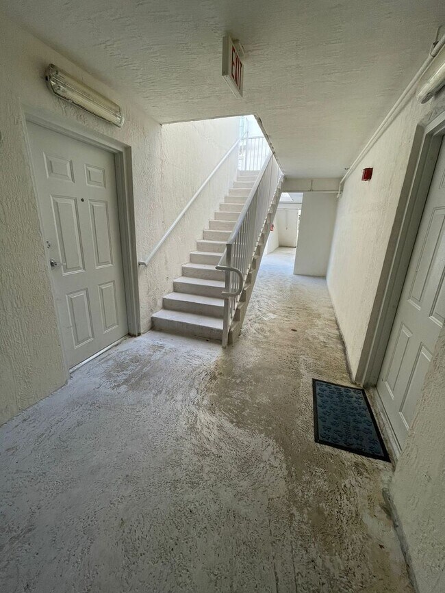 Building Photo - Beachside One Bedroom Condo with Parking a...