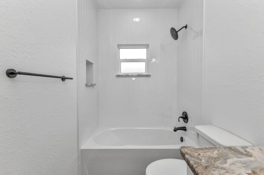 Building Photo - 415 Carmalita St