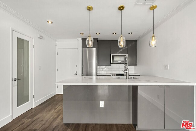 Building Photo - 740 Kings Rd