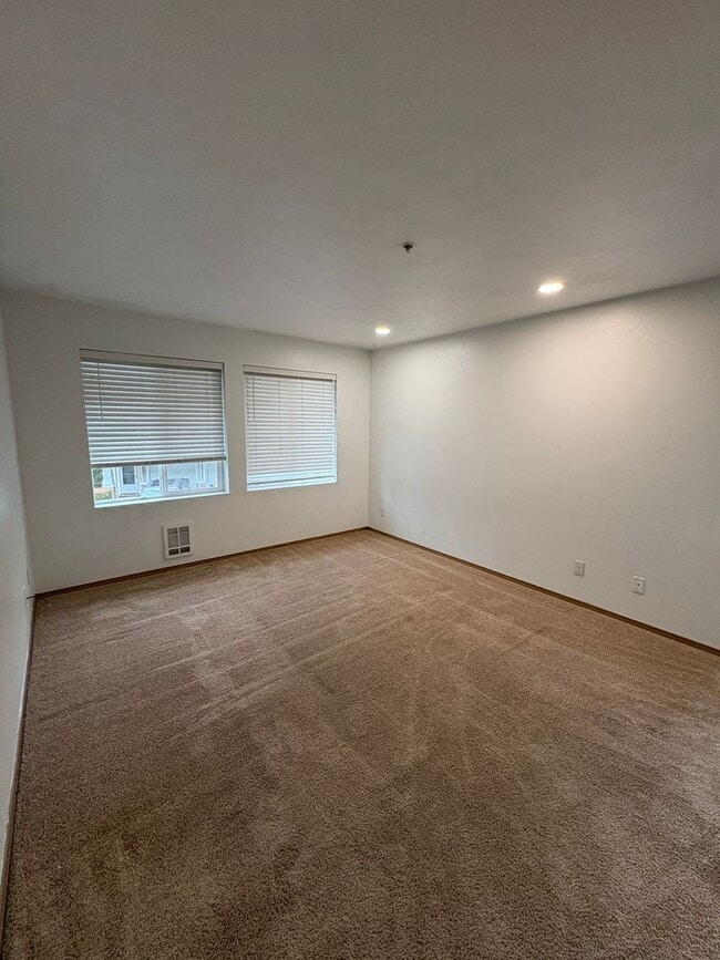 Building Photo - Bright and Sunny 2-bed 1-bath condo Kent!