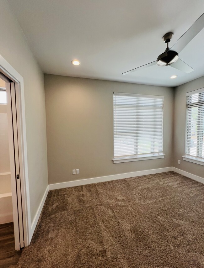 Building Photo - 308 Poplar St