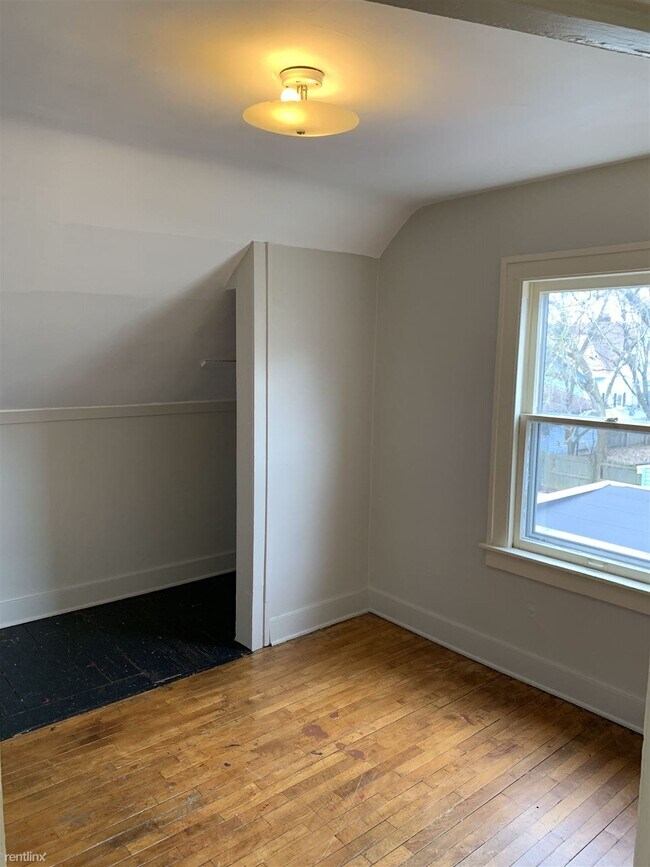 Building Photo - 3 br, 1 bath House - 300 Brown St SE 300 B...