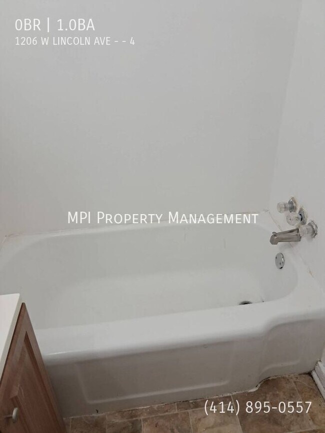 Building Photo - 1206 W Lincoln Ave