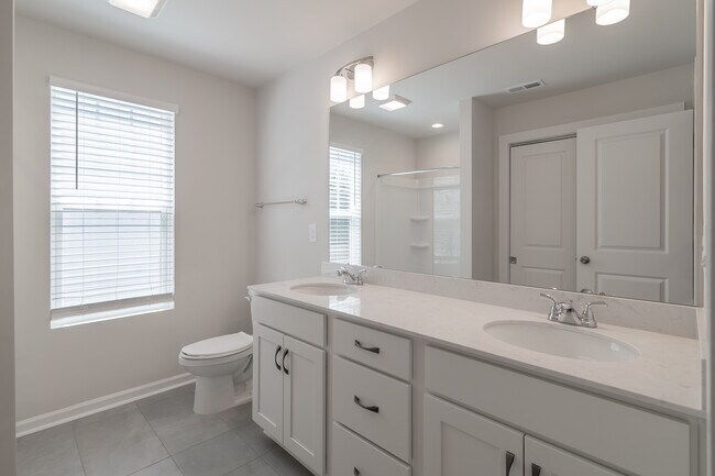 Building Photo - 223 Hoskins Ave Dr