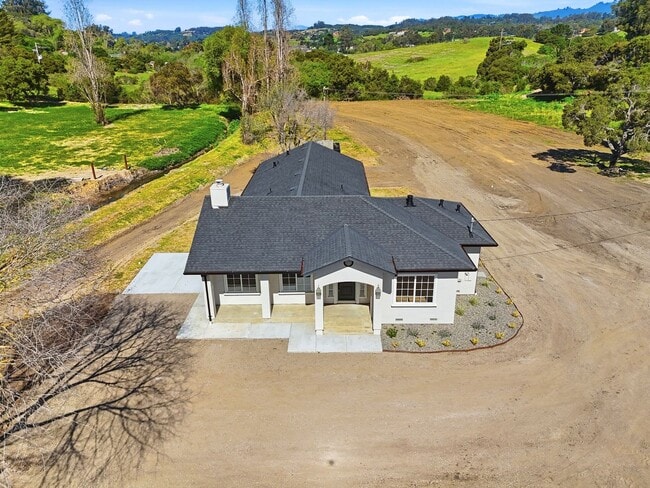 Building Photo - Beautiful Gated Country Property
