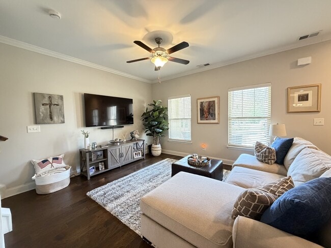 Building Photo - 1630 Shadow Green Dr