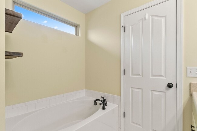 Building Photo - Nice 3 Bed 2 Bath Available in August! Boo...