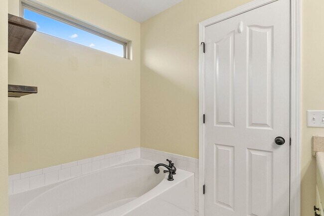 Building Photo - Nice 3 Bed 2 Bath Available Now! Book Your Tour Today!