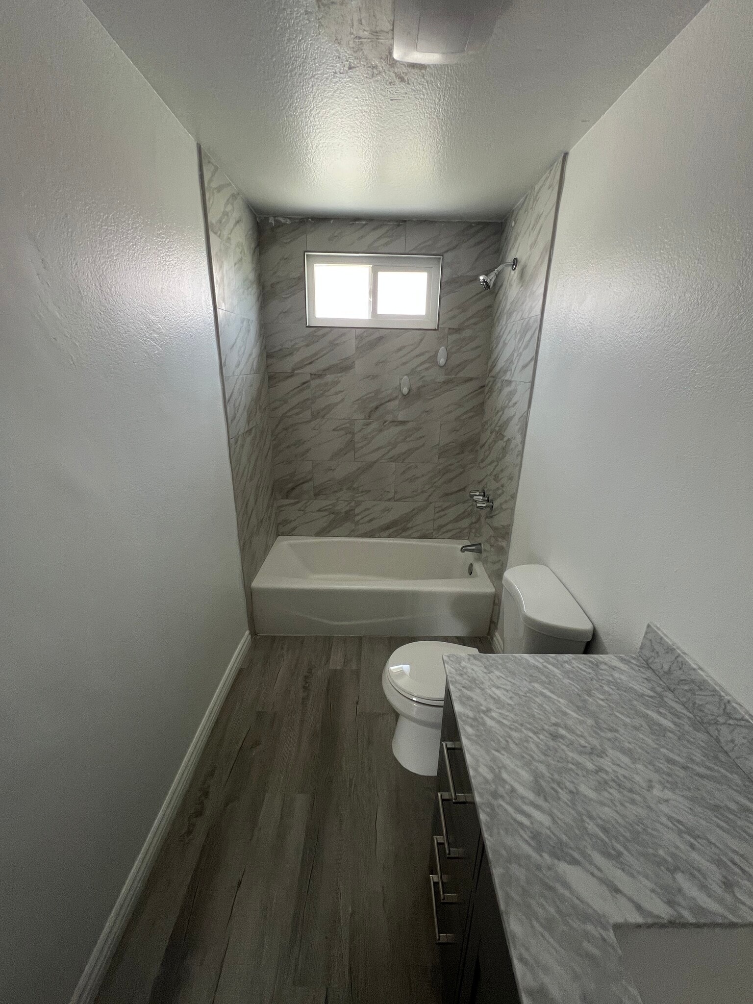 tub and shower - 1210 Ballista Ave