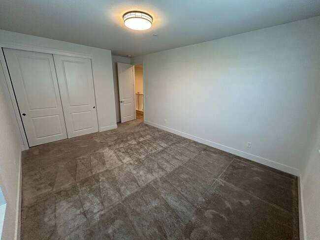 Building Photo - Spacious 4 Bed 2.5 Bath Home in Ellis with Solar!