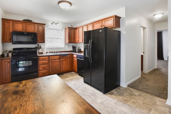Building Photo - Pet Friendly Three Bedroom!