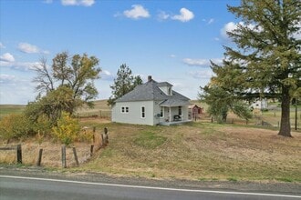 Building Photo - Charming Farmhouse in Fairfield