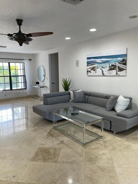 Building Photo - 612 Hibiscus Dr