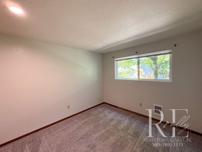 Building Photo - Highland Greens Golf Course Living
