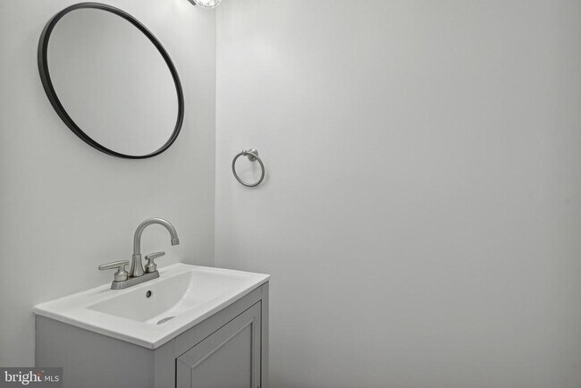 Building Photo - 6815 Melrose Dr