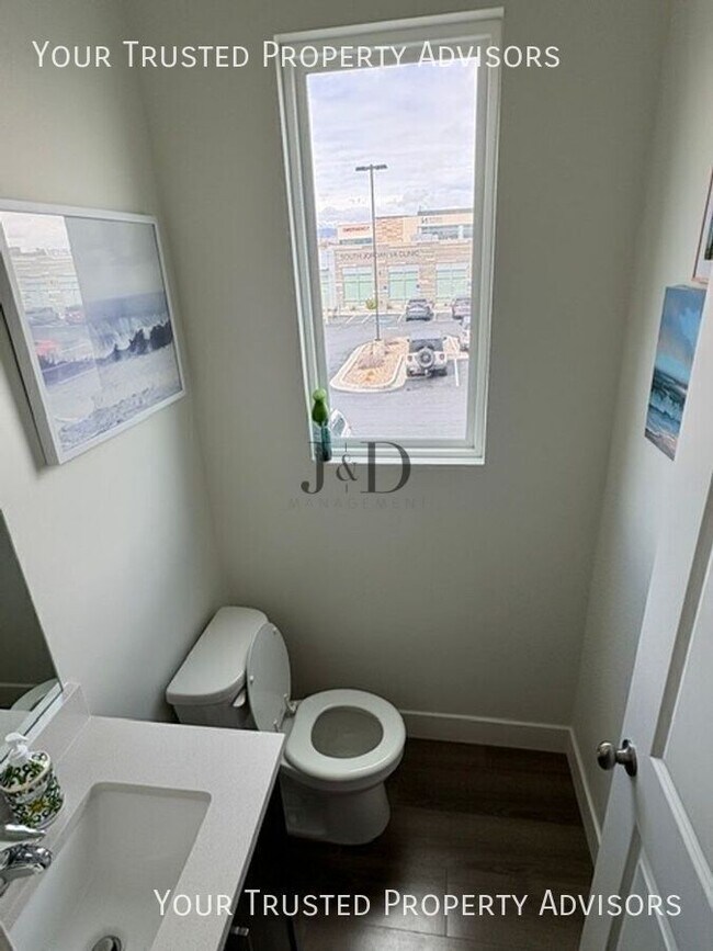 Building Photo - 5096 Putney Hill Rd