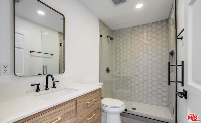 Building Photo - 15851 Mulholland Pl
