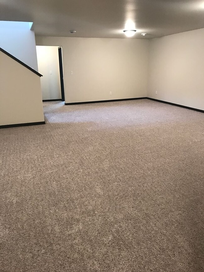 Building Photo - 5 Bed 3 Bath Twin Home