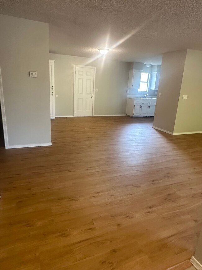 Building Photo - Welcome Home to Nixa Living!
