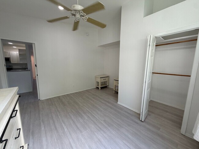 Building Photo - 418 er