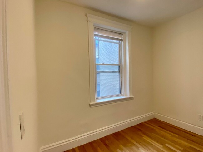 Building Photo - Nicely renovated 2 bed unit with utilities...