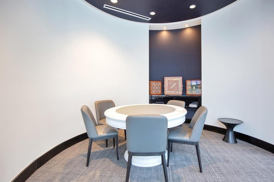 Building Photo - 851 NE 1st Ave