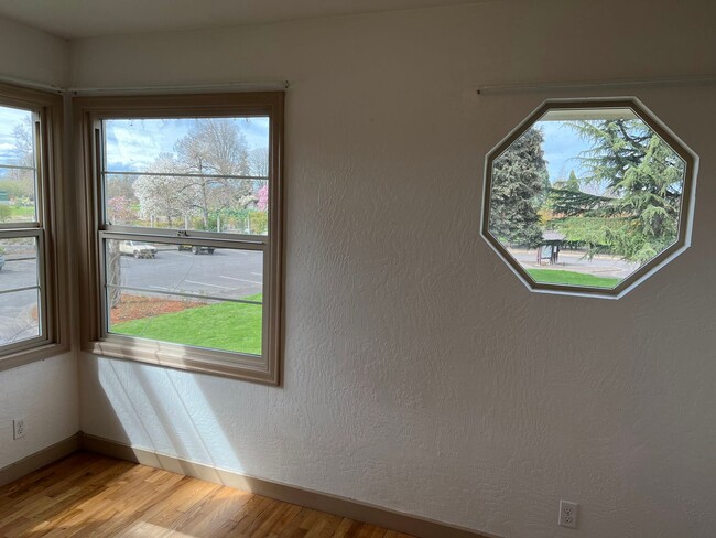 Building Photo - 3 Bed, 1.5 Bath near Rose Garden and Willamette River bike path in Whiteaker