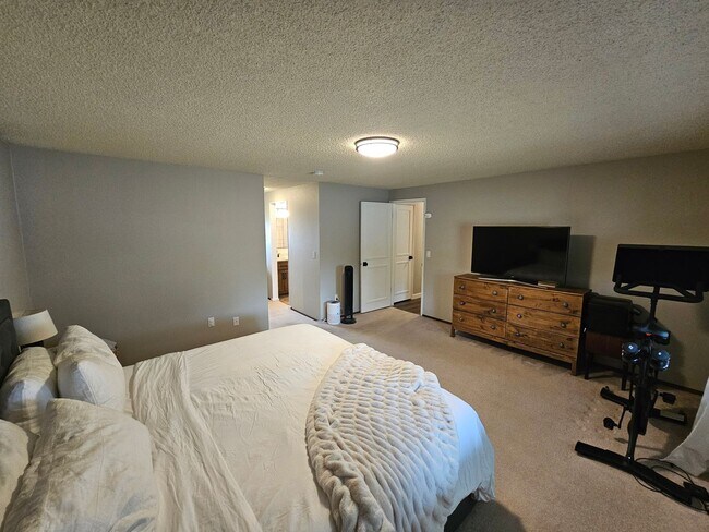 Building Photo - Beautifully Remodeled Home in the Valley