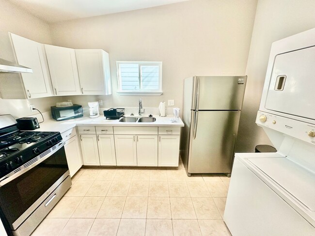 Building Photo - Fully Furnished Tower District Studio