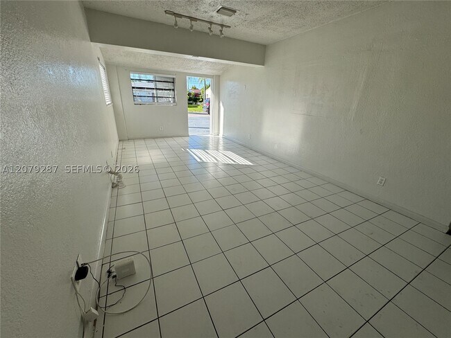 Building Photo - 2105 Monroe St
