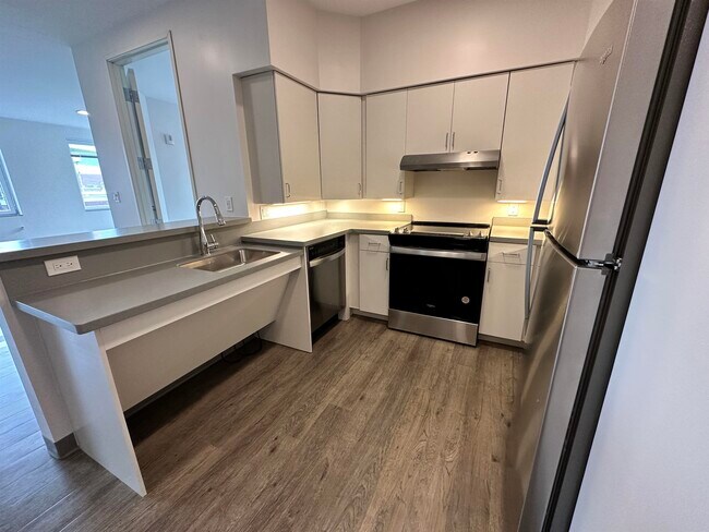 Building Photo - 409 Elm St