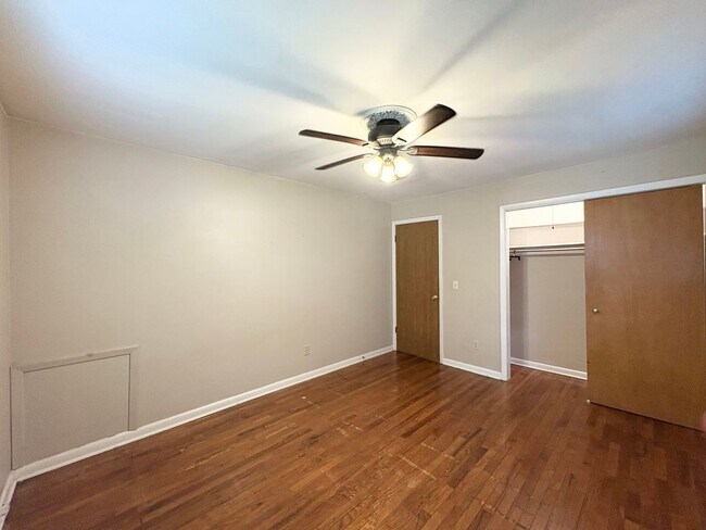 Building Photo - Charming 2 Bed, 1 Bath Home with Hardwood Floors