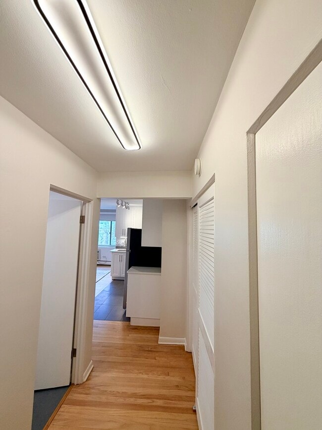 Building Photo - 526 W Roscoe St