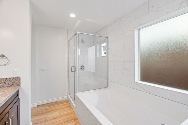 Building Photo - 4 Bedroom house with view